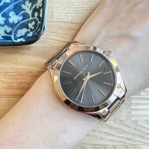 Michael Kors runway ladies rose gold tone fashion watch NEW BATTERY